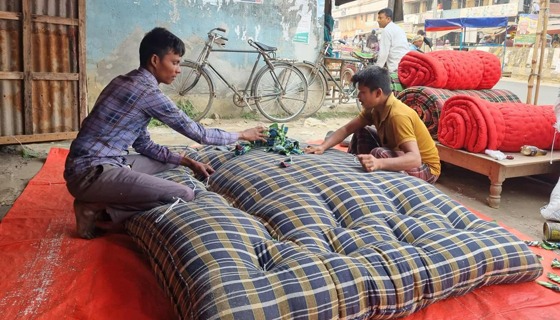 সাপাহারে জমে উঠেছে গরম কাপড় ও লেপ-তোশকের বাজার