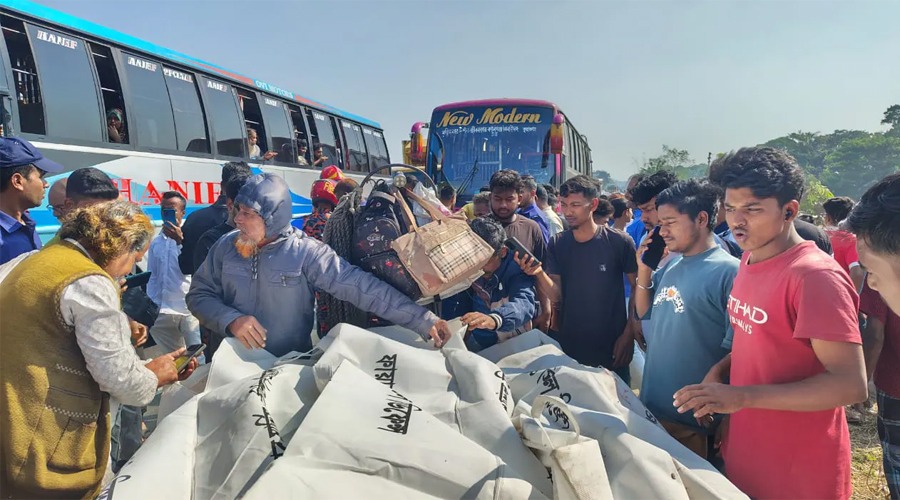 মহাসড়কে বাসের সঙ্গে অটোর সংঘর্ষ, ৪ যাত্রীর মৃত্যু