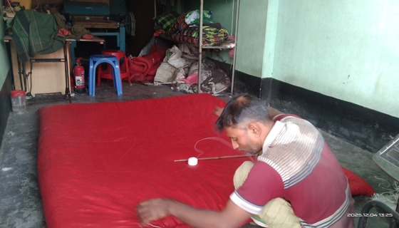 শীতের শুরুতেই লেপ তোশক তৈরীতে ব্যস্ত কারিগররা