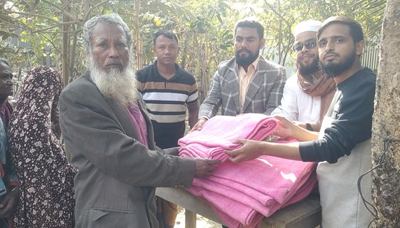 তারুণ্যের বাজিতপুর যুব সমাজ শীতার্থদের মাঝে কম্বল বিতরণ