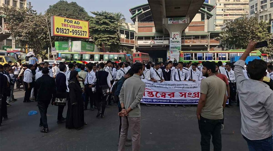 শাহবাগে শিক্ষার্থীদের অবরোধ, স্কুলিং মডেল বাতিলের দাবিতে অচল সড়ক