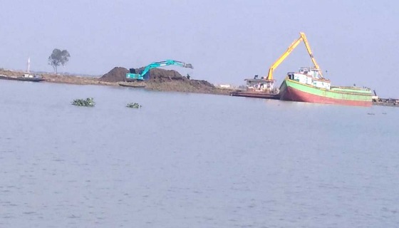 কিশোরগঞ্জের হাওরে বেকু দিয়ে মাটি কেটে নিয়ে যাচ্ছে মাটি খেকুরা