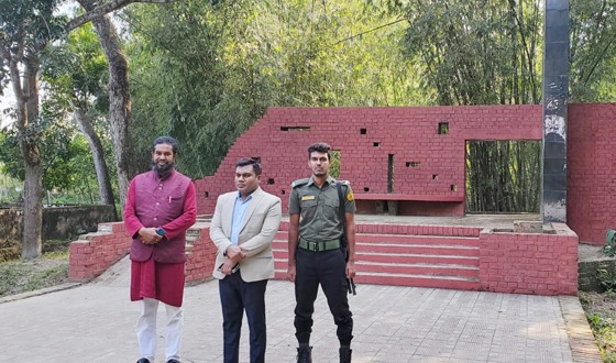 সংবাদ প্রকাশের পর ইউএনও’র উদ্যোগে শেওলা ও পরগাছামুক্ত হল বধ্যভূমির স্মৃতিস্তম্ভ