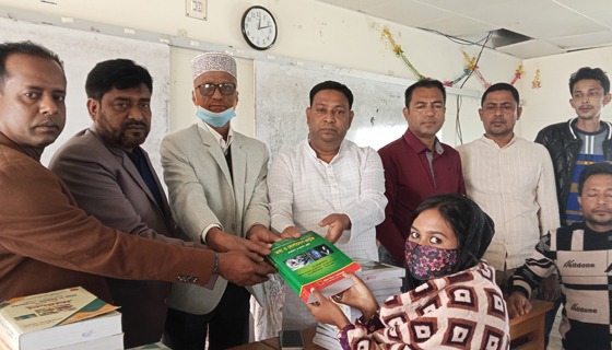 কয়রায় শিক্ষার্থীদের মাঝে বই বিতরণ করলেন বিএনপির প্রার্থী বাপ্পী