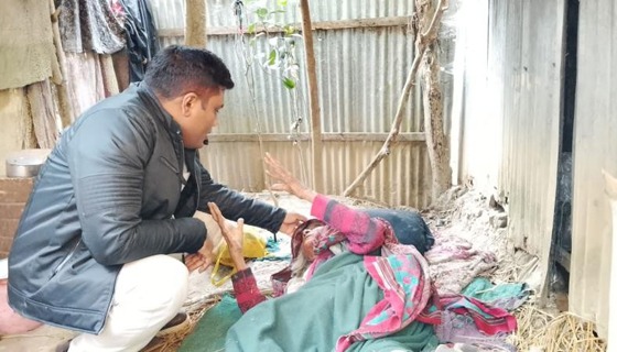 শেরপুরে অসহায় এক বৃদ্ধার পাশে দাঁড়ালেন ইউএনও