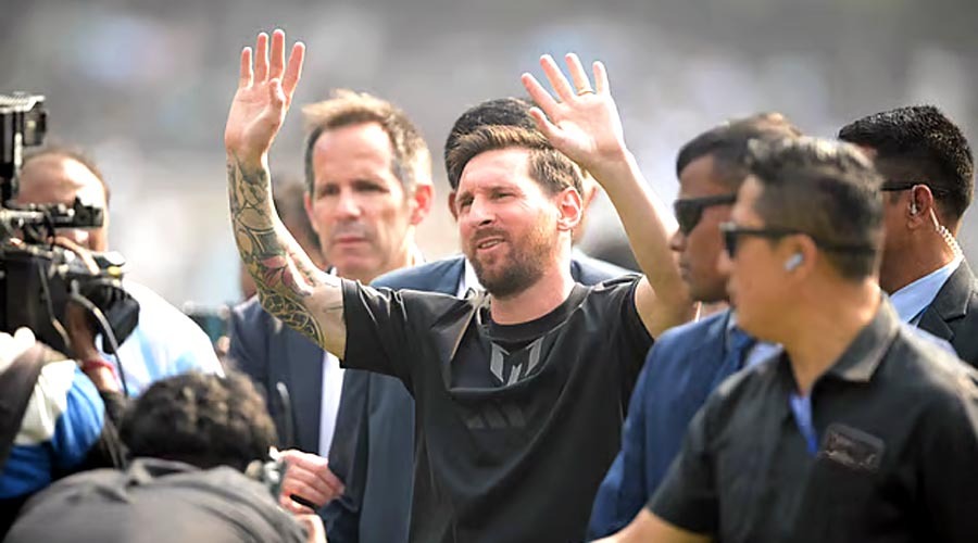 মেসিকে ঠিকমতো দেখতে না পেয়ে উত্তাল কলকাতা, গ্যালারি ভাঙচুর করে মাঠে নামলেন দর্শকরা