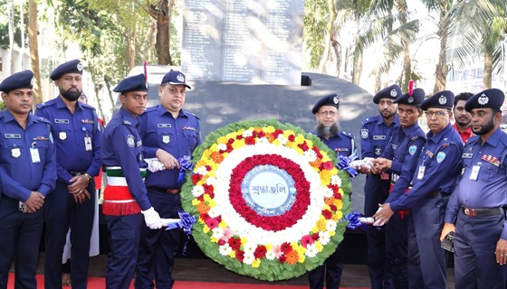 চাঁদপুরে শহীদ বুদ্ধিজীবীদের প্রতি জেলা পুলিশের শ্রদ্ধা নিবেদন