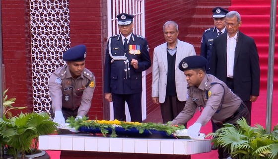 রাজারবাগ পুলিশ স্মৃতিস্তম্ভে স্বরাষ্ট্র উপদেষ্টার শ্রদ্ধা