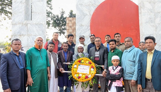 পীরগঞ্জ কেন্দ্রীয় শহীদ মিনারে পুষ্পস্তবক অর্পণ করেন আবু সাঈদের পিতা