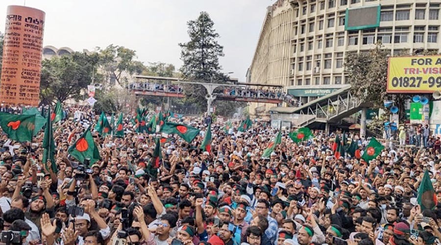 শাহবাগে হাদির হত্যার প্রতিবাদ, ছাত্র-জনতার ঢল