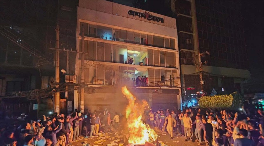 প্রথম আলোর প্রধান কার্যালয় ভাংচুর করে নথিতে আগুন দিলো বিক্ষুদ্ধ জনতা