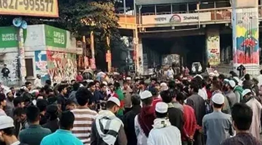 হাদি হত্যার প্রতিবাদে ছাত্র-জনতার শাহবাগ অবরোধ