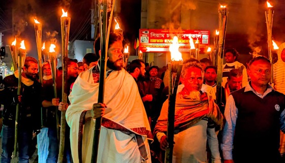 ওসমান হাদির হত্যাকারীদের বিচারে দাবিতে গফরগাঁওয়ে মশাল মিছিল