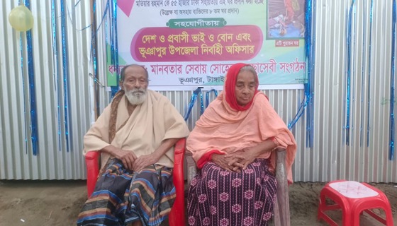 জীর্ণ ঘরে অনাহারে থাকা দম্পতির ‘আশ্রয়’ এগিয়ে এলেন স্বেচ্ছাসেবক