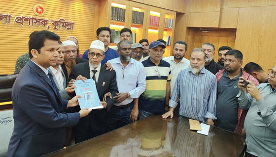 কুমিল্লা-৬ আসনে সাবেক মেয়র মনিরুল হক সাক্কুর মনোনয়নপত্র ক্রয়