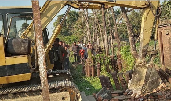 গফরগাঁওয়ে রেলওয়ের জায়গা থেকে অবৈধ স্থাপনায় উচ্ছেদে অভিযান