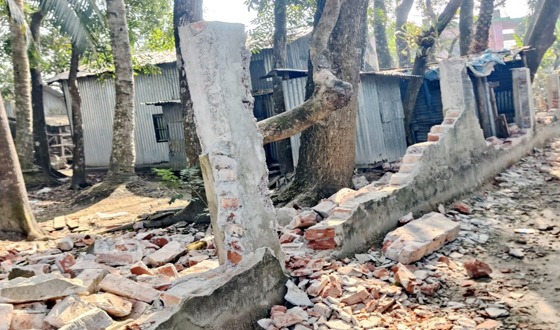 রাতের আঁধারে গুড়িয়ে দেওয়া হলো সীমানা প্রাচীর