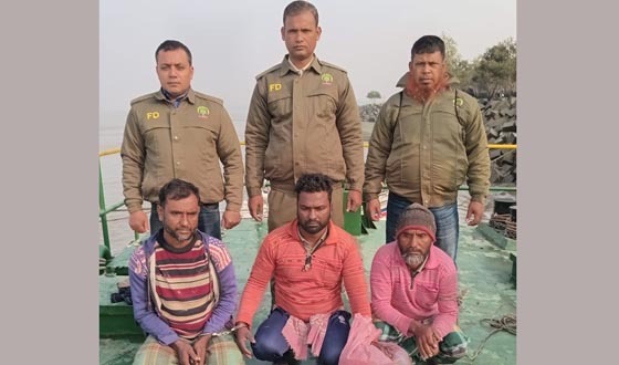 সুন্দরবনে অবৈধ গুইসাপ ধরার অপরাধে ৩ জেলে আটক