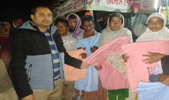 গভীর রাতে শীতার্তদের পাশে রাজারহাট ইউএনও