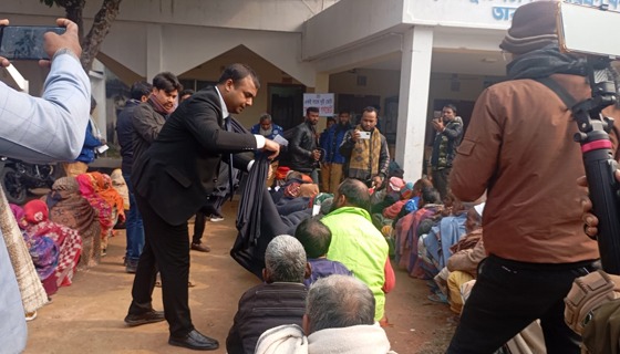 তারাগঞ্জে শীতার্তদের মাঝে কম্বল বিতরণ