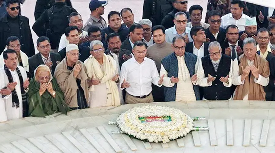 দীর্ঘ দেড় যুগের পর জিয়াউর রহমানের সমাধিতে তারেক রহমানের শ্রদ্ধা