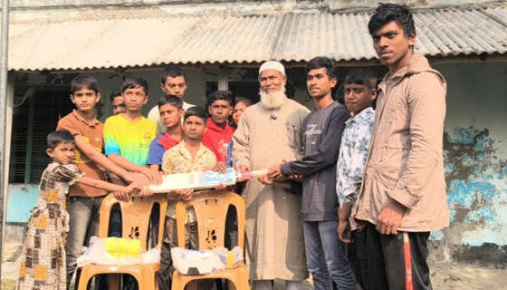 আশাশুনিতে ব্রেকিং দ্যা সাইলেন্স এর ক্রীড়া সামগ্রী বিতরন