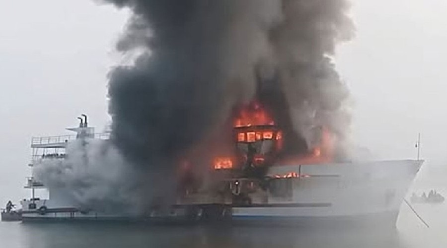 সেন্ট মার্টিনগামী জাহাজে আগুন