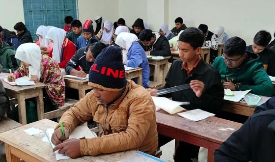 দৌলতপুরে শান্তিপূর্ণ পরিবেশ জুনিয়র বৃত্তি পরীক্ষা শুরু