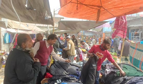 ফুটপাতের গরমকাপড়ের কদর এখন তুঙ্গে