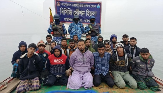 হিজলায় অবৈধভাবে বালু উত্তোলন করায় ২১ ড্রেজার সহ আটক ৬০