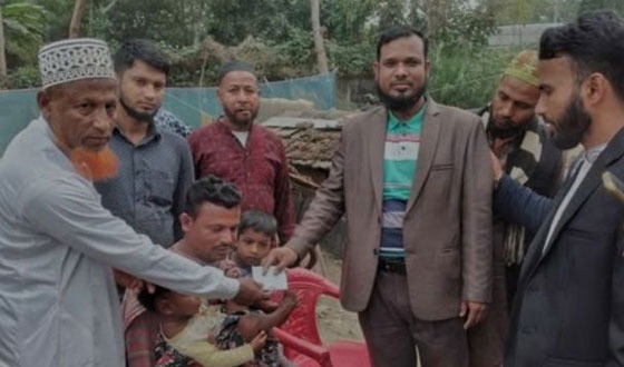 আগুনে পুড়ে যাওয়া দুই শিশুর পরিবারকে আর্থিক সহায়তা প্রদান