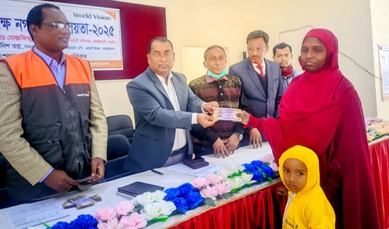 ধামইরহাটে অতি দরিদ্র পরিবারে নগদ অর্থ ও শিক্ষা উপকরণ বিতরণ