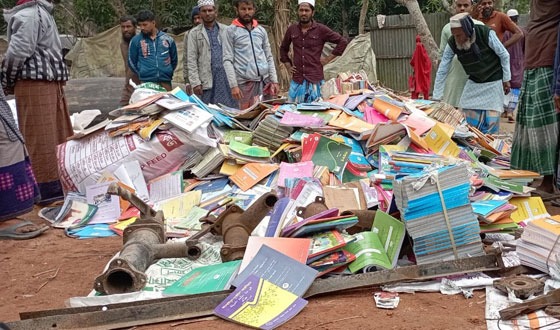 নাজিরপুরে অধ্যক্ষের বিরুদ্ধে সরকারি বই বিক্রীর অভিযোগে
