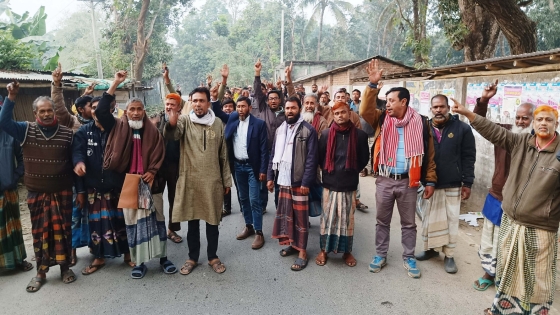 বাগমারায় যুবদল কর্মীর উপর হামলার প্রতিবাদে গ্রামবাসীর বিক্ষোভ