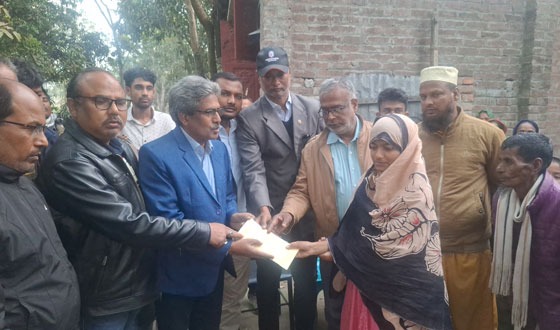 লালপুরে মেধাবী শিক্ষার্থী প্রার্থনার পাশে বিএনপি নেত্রী পুতুল