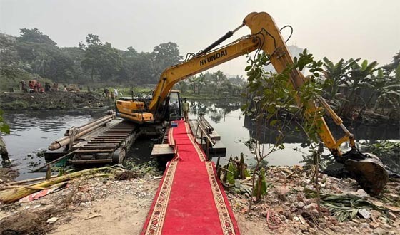 খাল সংস্কার কাজ উদ্বোধনে লাল গালিচা: ব্যাখ্যা দিল সিটি করপোরেশন