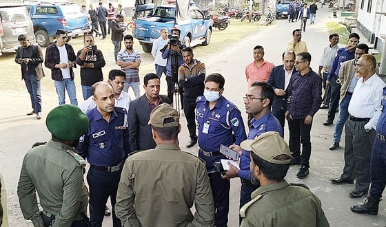 কুষ্টিয়া পানি উন্নয়ন বোর্ড অফিসে এলোপাতাড়ি গুলি