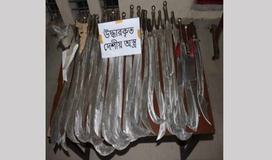 যৌথ বাহিনীর অভিযানে দেশীয় অস্ত্র উদ্ধার