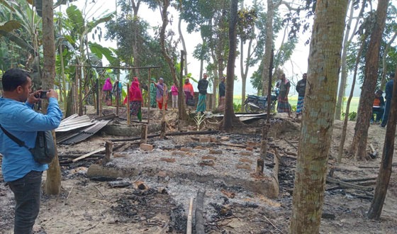 কৃষকের দুইটি ঘর ও খড়ের স্তুপ পোড়ানোর অভিযোগ