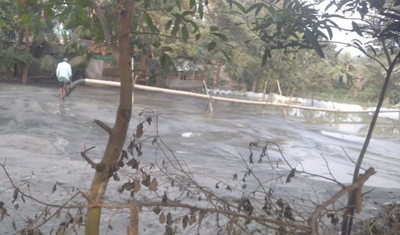 বাজিতপুর ও কুলিয়ারচরে নৌকা দিয়ে বালু উত্তোলন