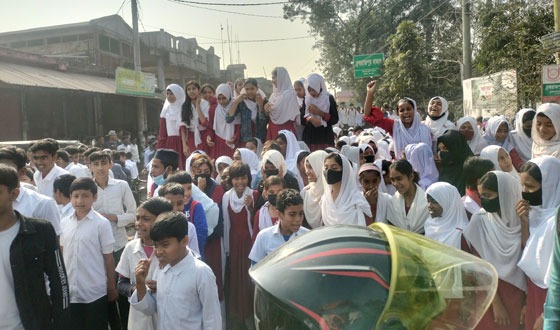 সাতক্ষীরায় প্রধান শিক্ষকের উপর হামলার প্রতিবাদে সড়ক অবরোধ