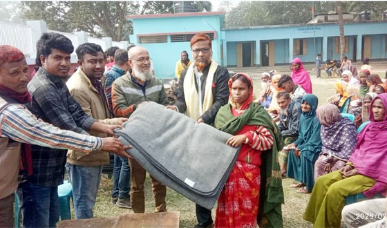 মেলান্দহে রেড ক্রিসেন্টের কম্বল বিতরণ