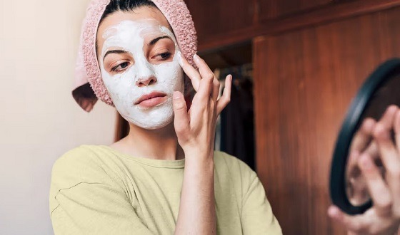 ত্বকের টানটান ভাব দূর করে দই