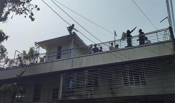 ওবায়দুল কাদেরের বাড়িতে হামলা ও অগ্নিসংযোগ