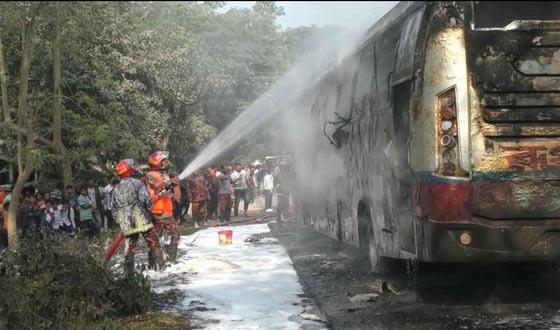 চলন্ত বাসে হঠাৎ আগুন, অল্পে রক্ষা পেলেন অর্ধশত যাত্রী