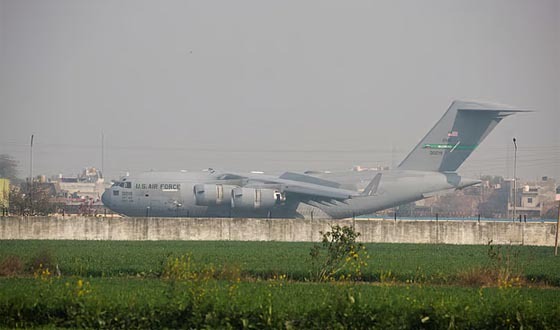 নরকযন্ত্রণার উড়োজাহাজ যাত্রা: যুক্তরাষ্ট্র থেকে ভারত ফেরত পাঠানোদের করুণ কাহিনি