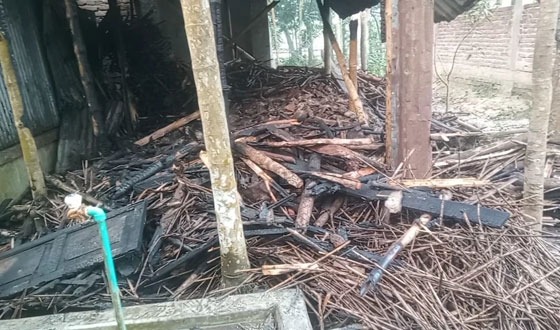 কালিয়ায় মুক্তিযোদ্ধার বসতবাড়ী পুড়িয়ে দিয়েছে দুর্বৃত্তরা