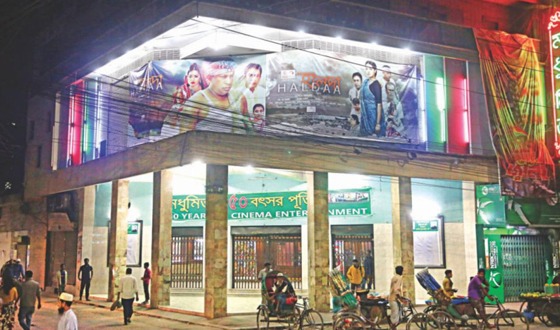 আপাতত বন্ধ হচ্ছে না ঐতিহ্যবাহী মধুমিতা সিনেমা হল