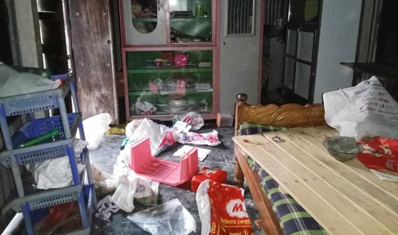 মুলাদীতে ছাত্রলীগ নেতার ঘরের তালা ভেঙে মালামাল লুট