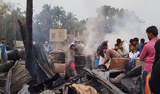 রামগতিতে অগ্নিকান্ডে ২০টি দোকান পুড়ে ছাই, কোটি টাকার ক্ষয়ক্ষতি
